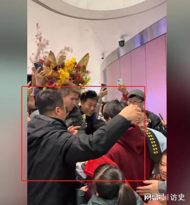 的细节苏亚雷斯的丈夫也在台下还向她使眼色尊龙凯时人生就是搏平台张伟丽分享比赛时(图2)