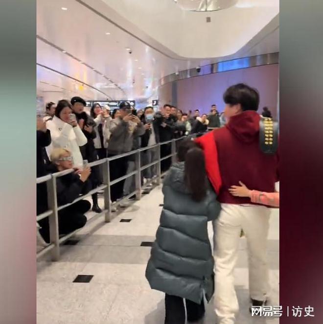 的细节苏亚雷斯的丈夫也在台下还向她使眼色尊龙凯时人生就是搏平台张伟丽分享比赛时(图13)