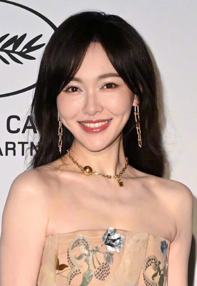 老！戛纳红毯生图：苹果肌下垂鱼尾纹能当眼线尊龙凯时新版APP首页41岁唐嫣断崖式衰(图9)