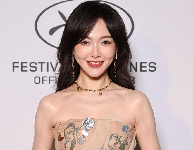 老！戛纳红毯生图：苹果肌下垂鱼尾纹能当眼线尊龙凯时新版APP首页41岁唐嫣断崖式衰(图6)